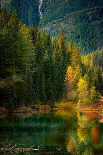山林间的碧绿湖泊美景
