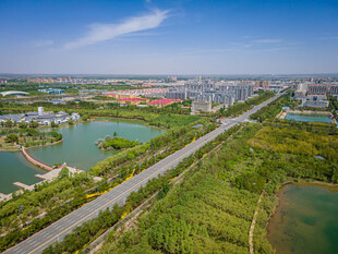 城市河畔风光俯瞰图