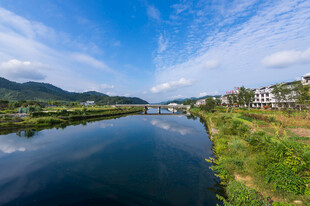河畔风光山水相依美景