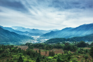 山间绿野风光宁静美景