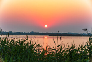 湖畔日落美景