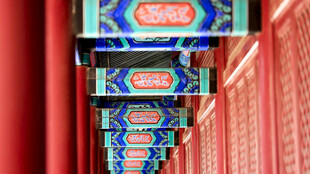 中式古建筑屋檐彩绘景观