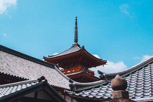 日式古建筑屋顶与塔楼