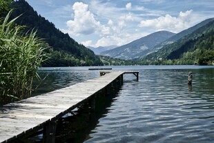 湖畔木栈道