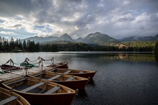 湖畔停泊的船只与远山美景