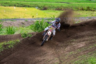 越野摩托驰骋于泥地赛道