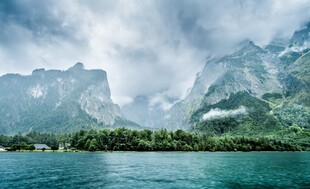 山水相依的静谧湖景