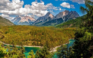 壮丽山谷中的多彩湖景