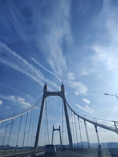 宏伟悬索桥横跨天际