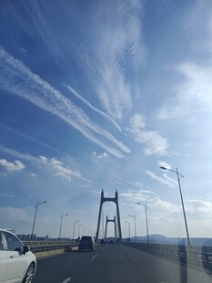大桥风光下的公路景象