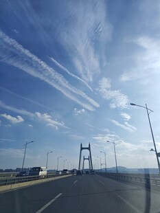 跨海大桥上的美丽天空