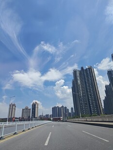 城市公路与高楼蓝天景致