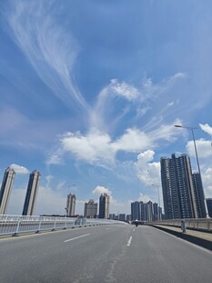 城市道路与天际线景观