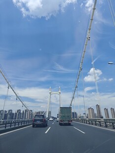 城市大桥上的行驶车辆