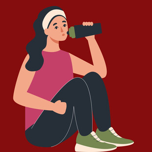 运动后休息喝水的女性
