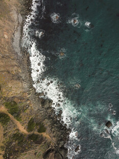 俯瞰海浪拍打岸边景色