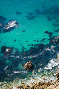 碧海礁石迷人海岸风光
