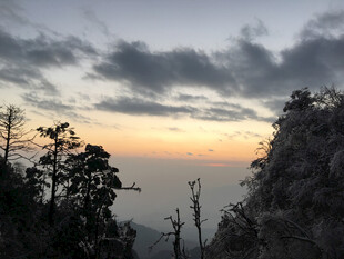 峨眉山黄昏景色