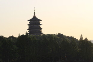 黄昏中的雷峰塔