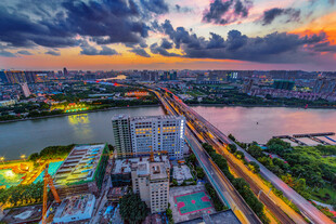 杭州夕阳下的建筑与大桥
