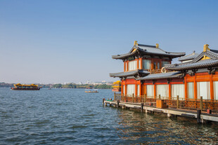杭州西湖湖面东方建筑