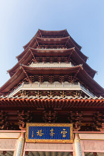 杭州西湖蓝天雷锋塔