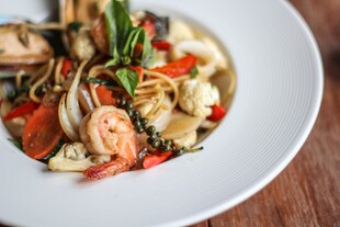 虾仁蔬菜意面美食特写