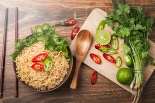 木桌旁的美味面食与配菜