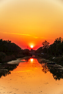 夏日小河夕阳落日美景