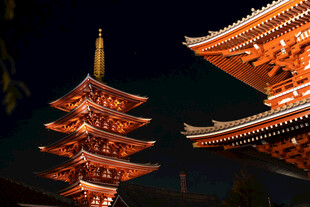 夜晚中的日式古建筑