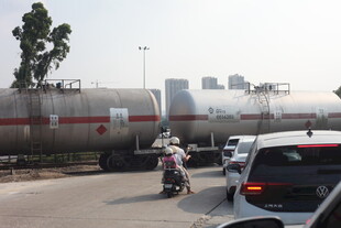公路边的油罐车与车辆行人