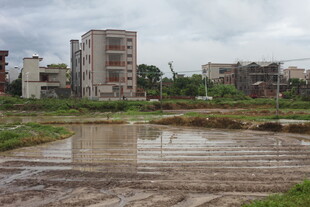 雨后城郊泥泞地与建筑