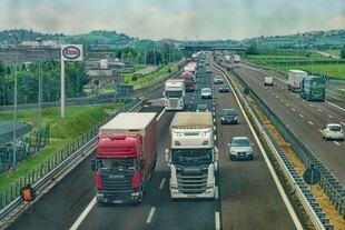 高速公路上的繁忙车流