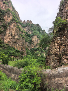 壮丽山间景色绿意盎然