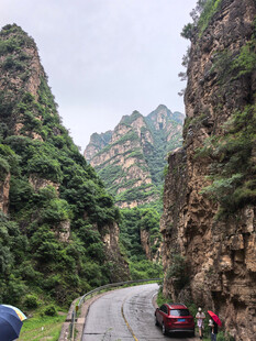 山间蜿蜒公路与行驶车辆