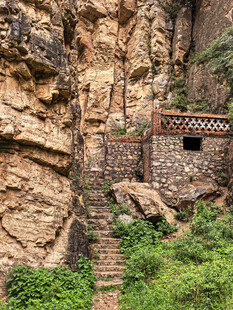 山间石砌建筑与绿植景观