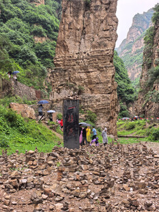 山间峡谷行人穿越