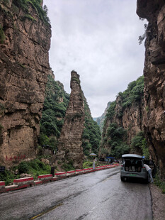 山间公路上行驶的黑色车辆