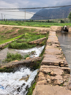 乡村溪边的石砌水道