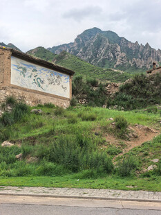 山边公路旁的中式建筑景观