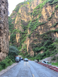 山间公路穿行于壮丽峡谷