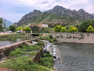 山间河畔美景