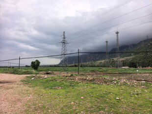 田野边的高压输电场景