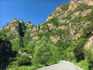 山间公路旁的秀丽山峦