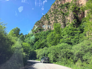 山间公路绿意环绕的行程