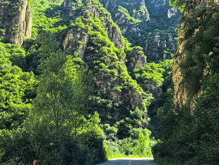 青山翠谷间的自然美景