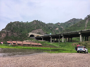 山间公路旁的车辆与风景