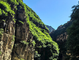 峻岭青山间的壮美峡谷