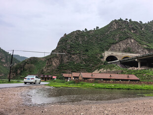 山间雨后公路与车辆景象