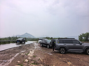 越野车队停在泥泞道路边